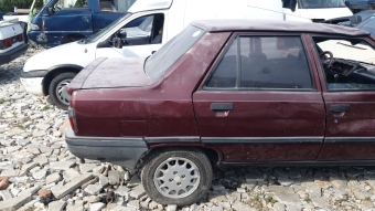 1997 model renault r9 broadway çıkma sağ arka kapı.