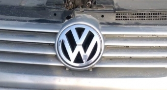 1999 model volkswagen bora 1.6 sr çıkma ön panjur arma.