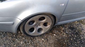 1999 model volkswagen bora 1.6 sr çıkma sol ön jant lastik.