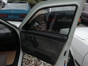 2001 model lada vega 1.5 benzinli çıkma sağ ön dolu kapı.